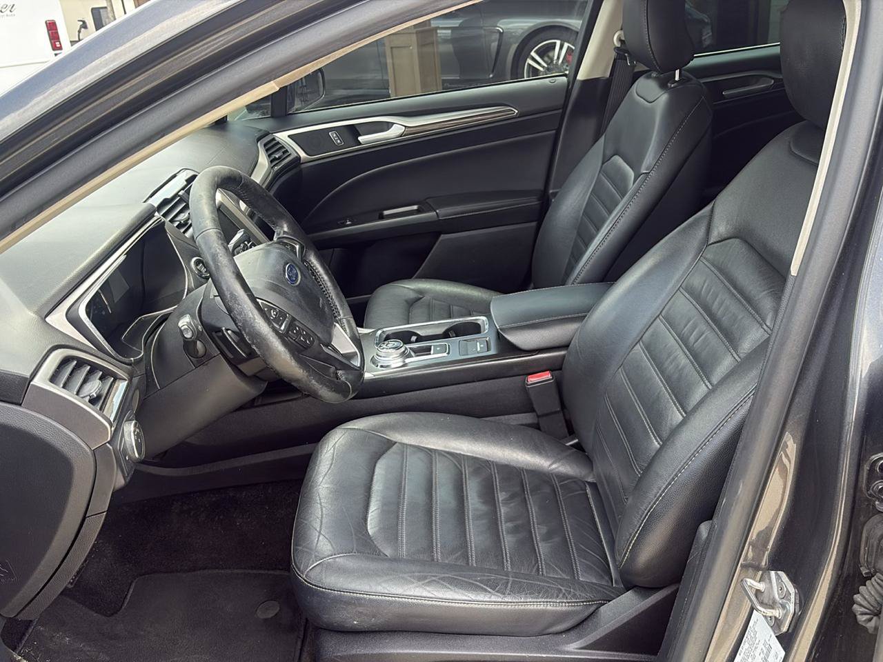 Used 2017 Ford Fusion SE w/ Fusion SE Technology Package FWD image 9