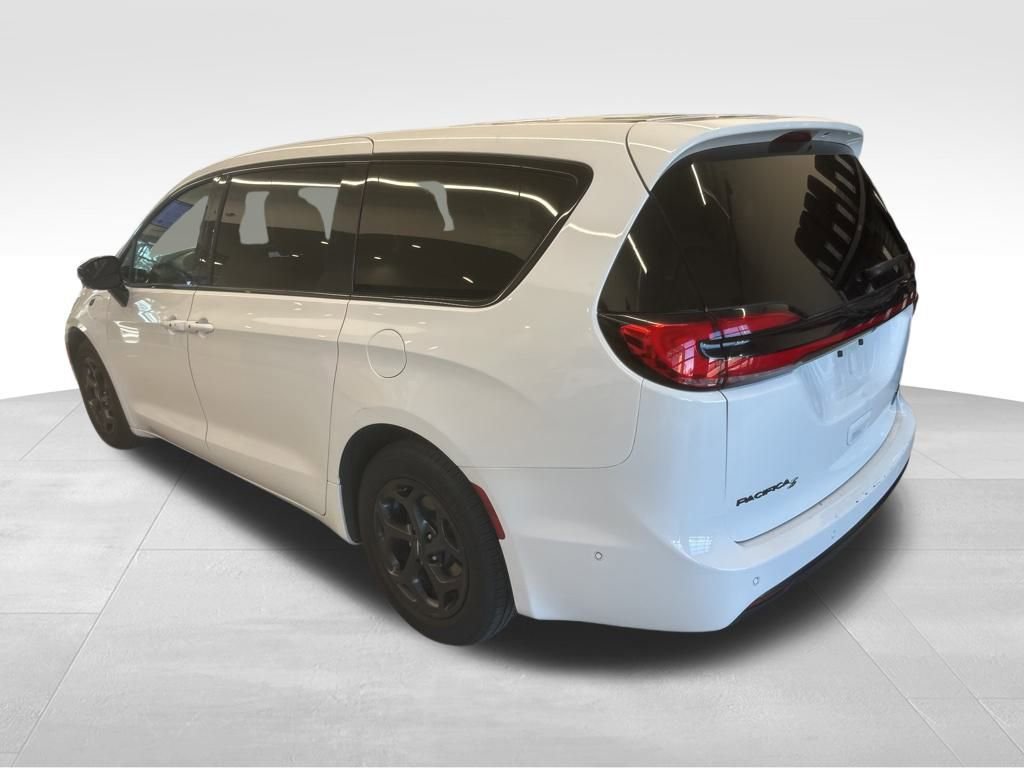 Used 2024 Chrysler Pacifica Select image 14