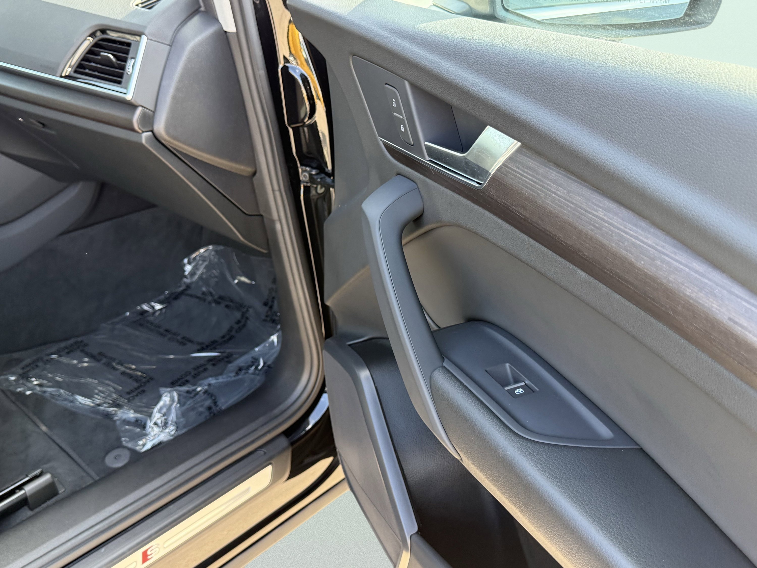 Used 2024 Audi Q5 e Premium w/ Convenience Package image 45