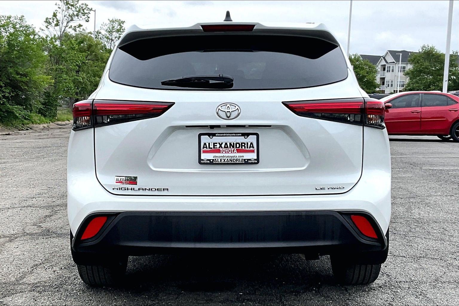 Used 2023 Toyota Highlander LE AWD/4WD image 4