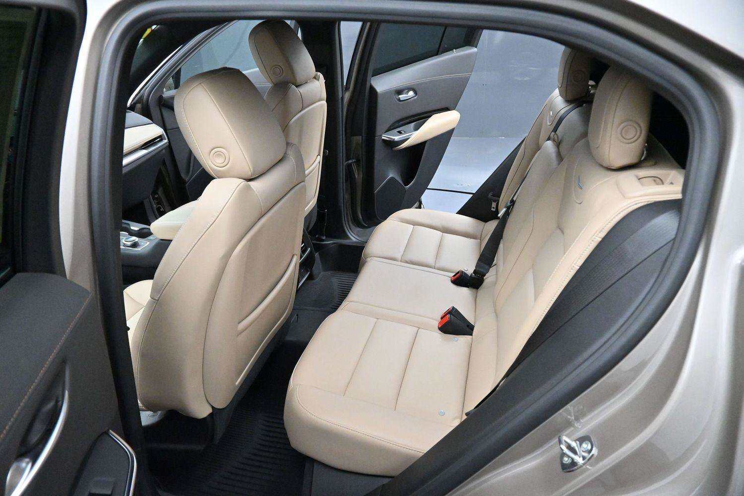 Certified 2024 Cadillac XT4 Luxury w/ Cold Weather Package FWD image 28