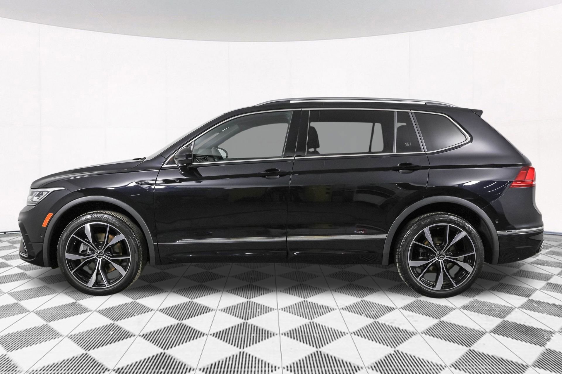 Used 2022 Volkswagen Tiguan SEL R-Line image 21