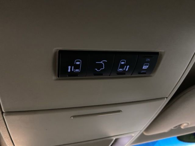 Used 2014 Chrysler Town & Country Touring FWD image 41