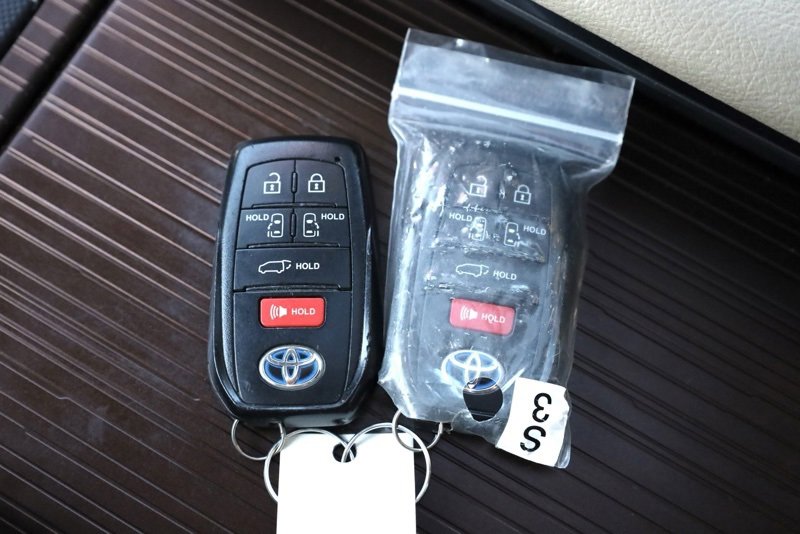 Used 2022 Toyota Sienna XLE image 41