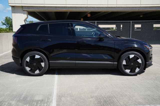 New 2025 Volvo EX30 Plus w/ Protection Package Premier image 3