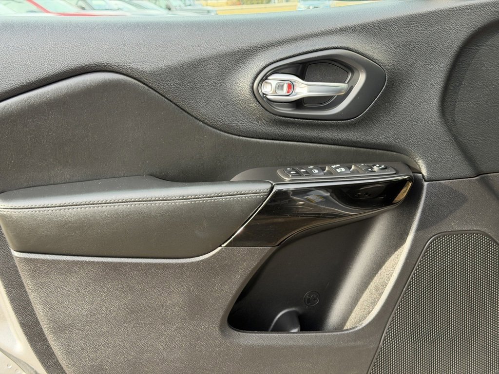 Used 2020 Jeep Cherokee Latitude Plus image 19