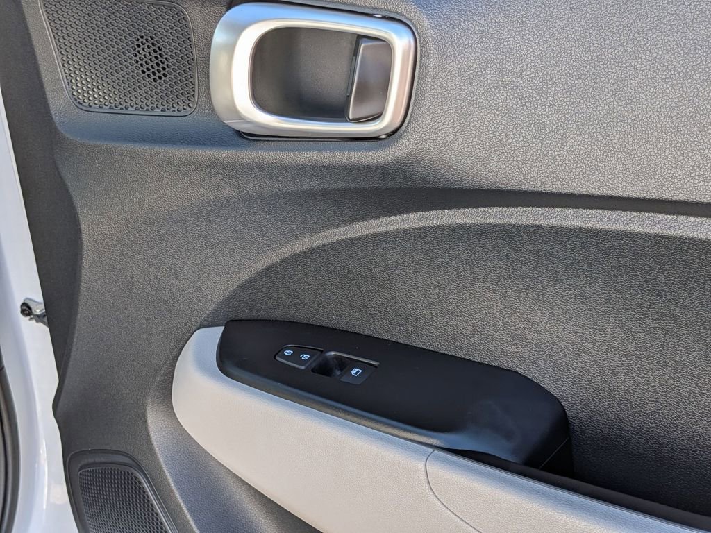 Used 2025 Hyundai Venue SEL image 34