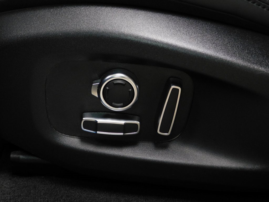 Used 2024 Jaguar F-PACE SVR image 31