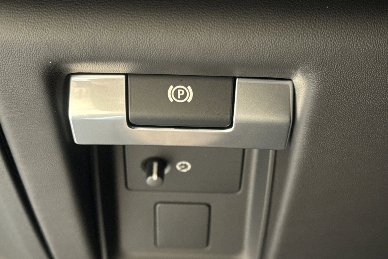 New 2026 Land Rover Defender 110 OCTA image 29