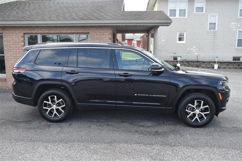 Used 2023 Jeep Grand Cherokee L Limited w/ Trailer Tow Group (B) AWD/4WD image 2