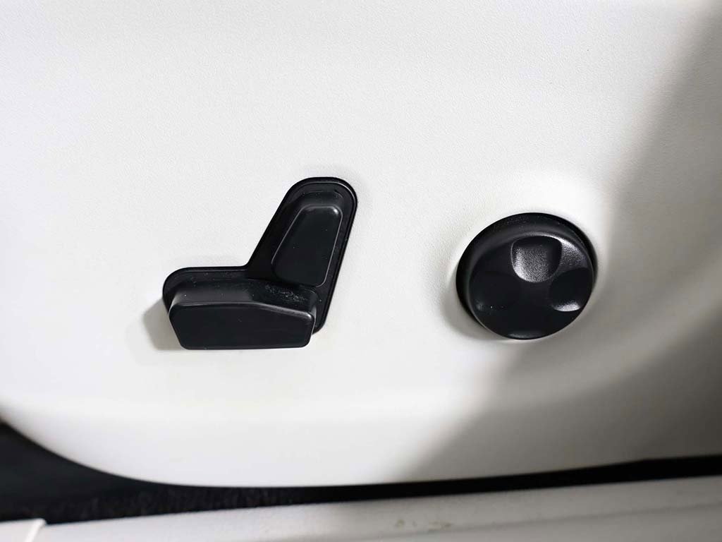 Used 2019 Jeep Cherokee Overland w/ Technology Group image 35