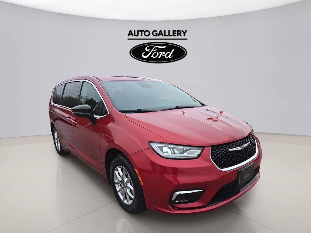 Used 2024 Chrysler Pacifica Touring-L FWD image 3