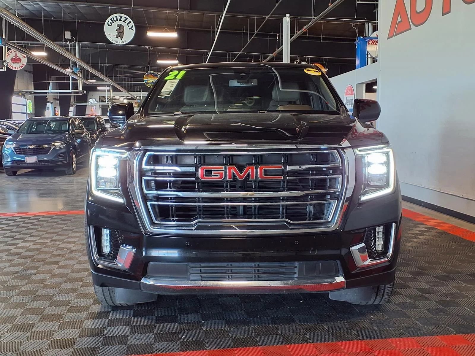Used 2021 GMC Yukon XL SLT image 2