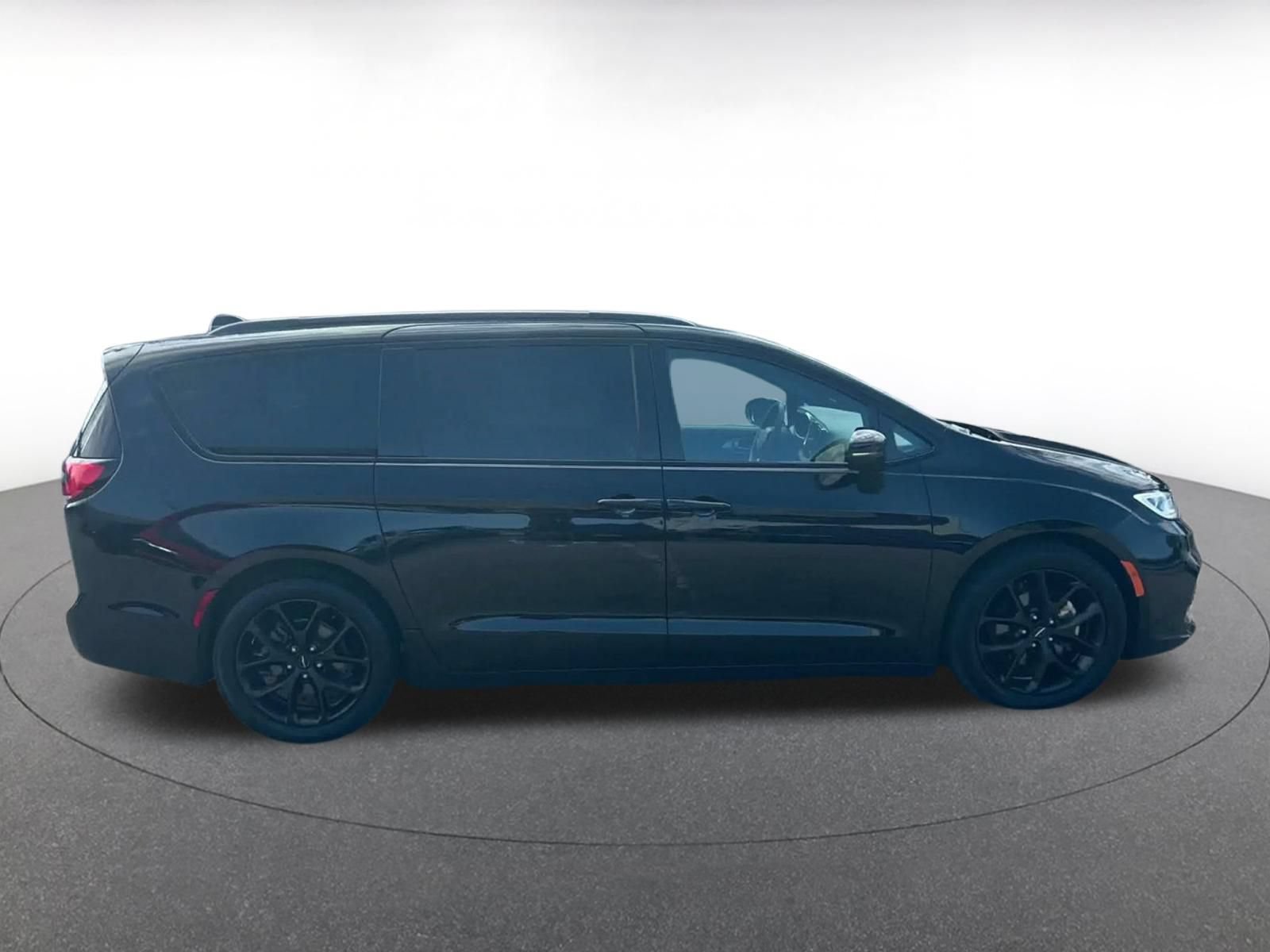 Used 2025 Chrysler Pacifica Limited FWD image 15
