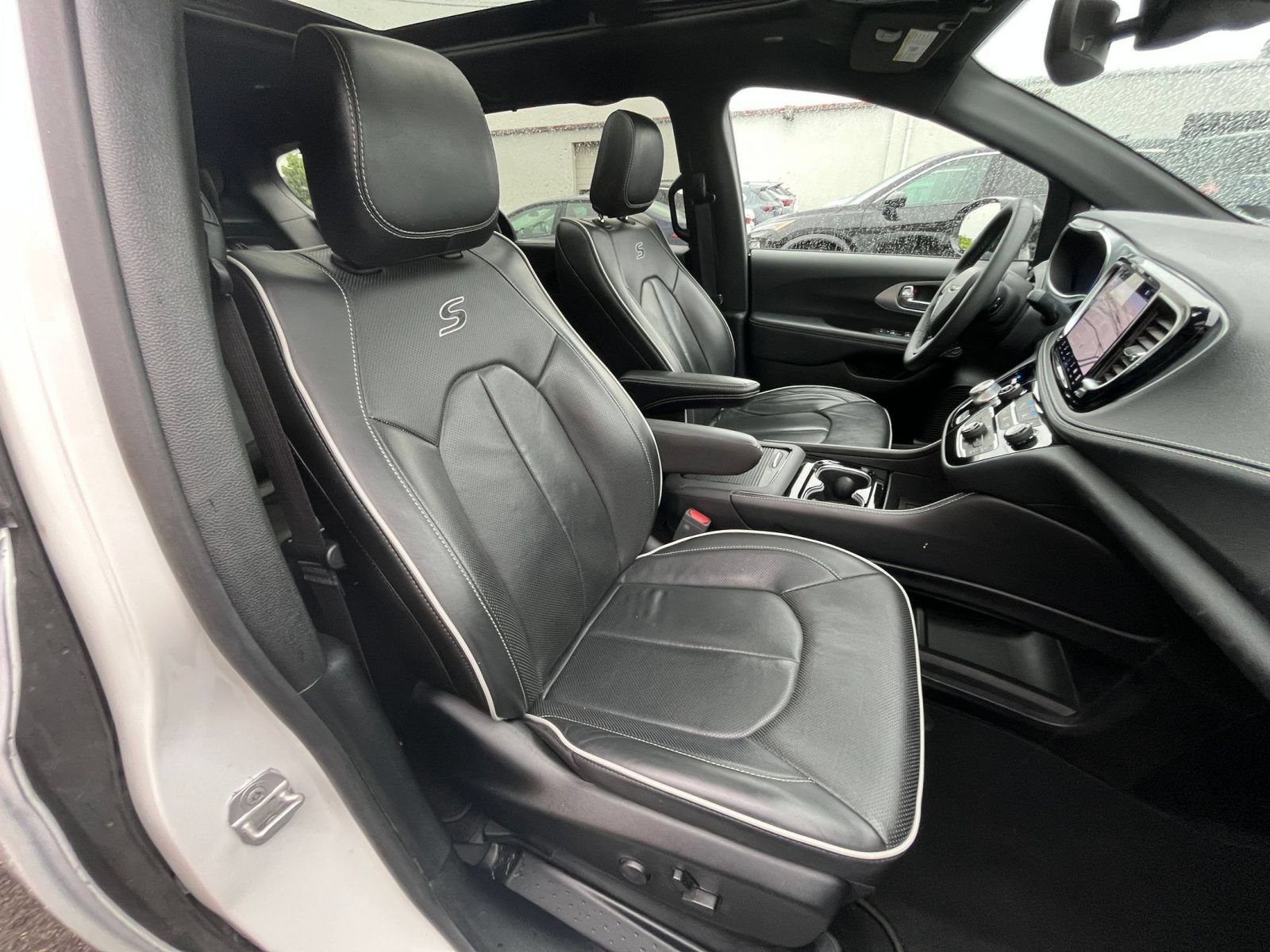 Used 2025 Chrysler Pacifica Limited FWD image 40