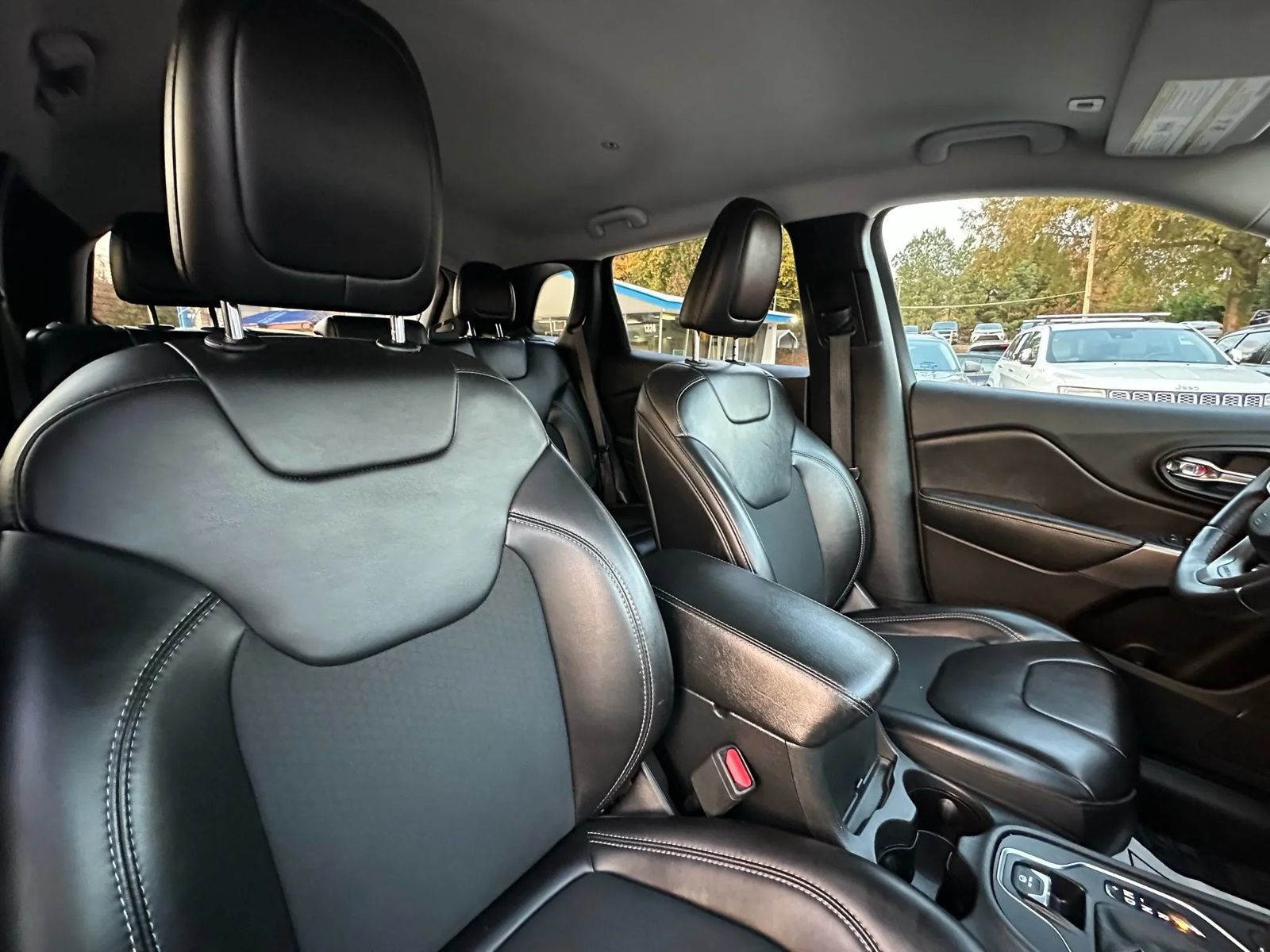 Used 2019 Jeep Cherokee Latitude Plus AWD/4WD image 23