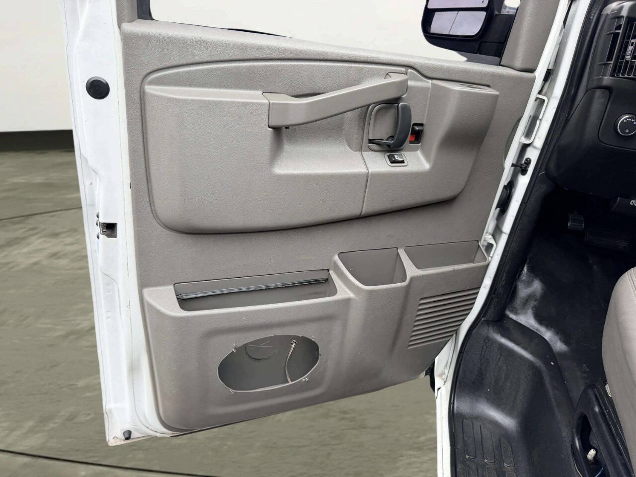 Used 2018 Chevrolet Express 2500 RWD image 20