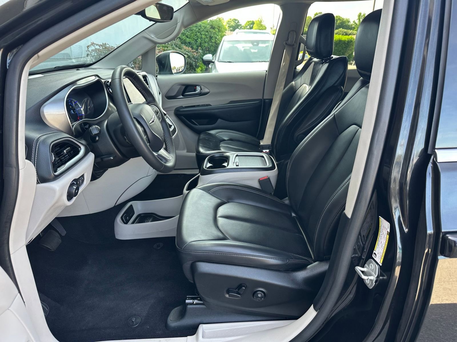 Used 2023 Chrysler Pacifica Touring-L image 28