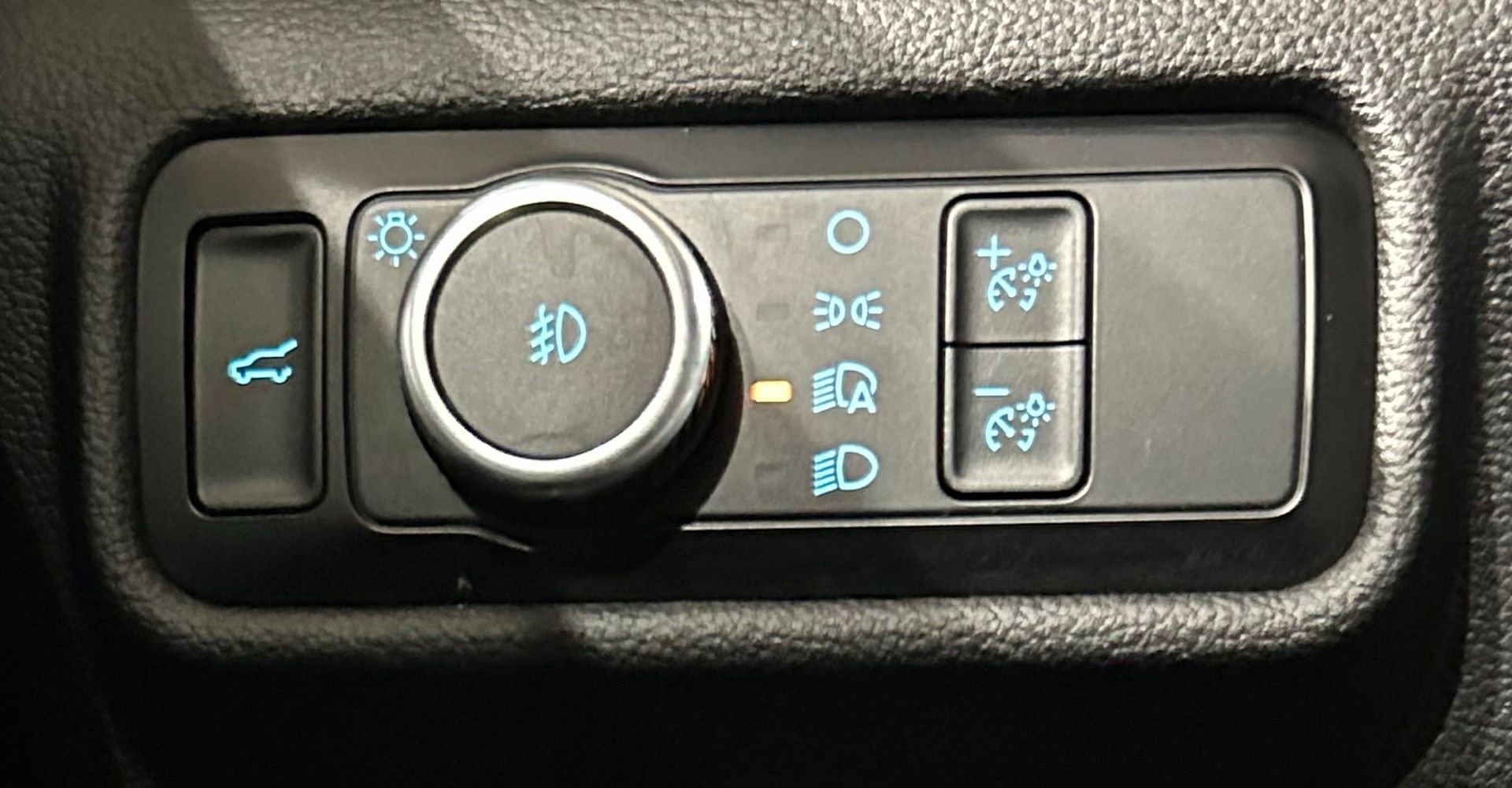 Used 2023 Ford Explorer XLT w/ Equipment Group 202A AWD/4WD image 70