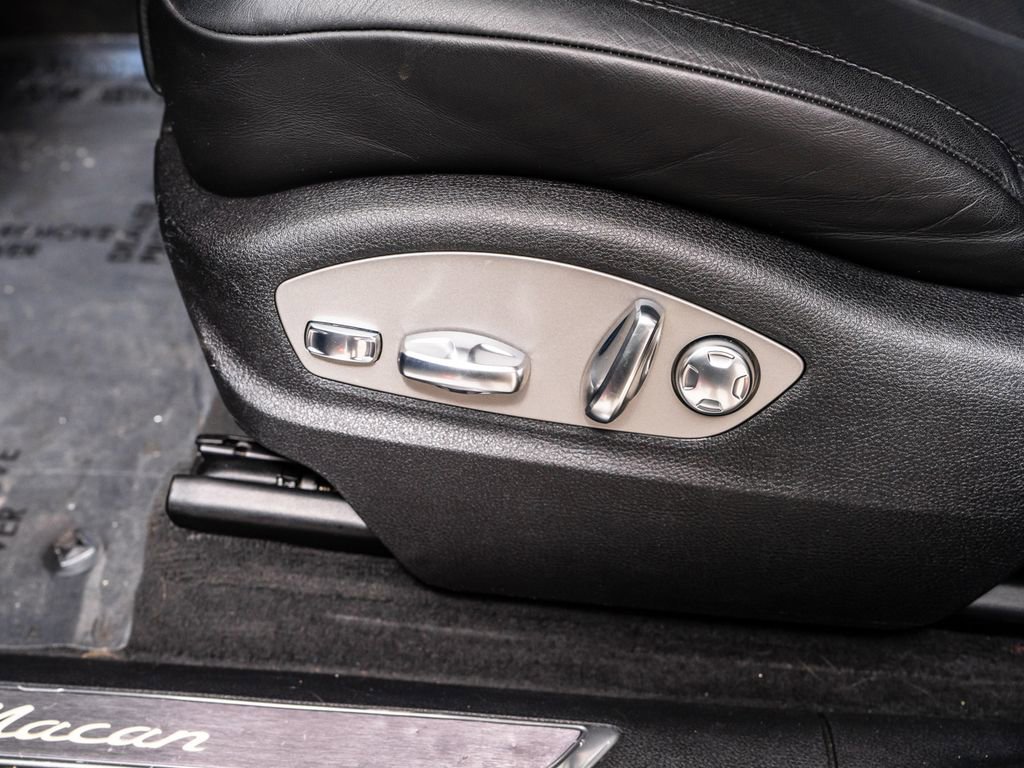 Used 2023 Porsche Macan AWD/4WD image 25