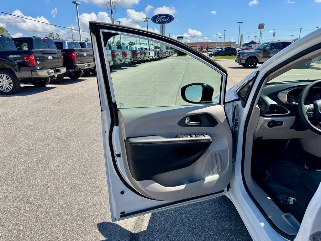 Used 2024 Chrysler Pacifica Touring-L FWD image 12