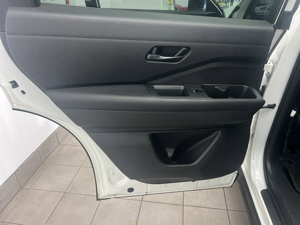 Used 2024 Nissan Pathfinder S image 26