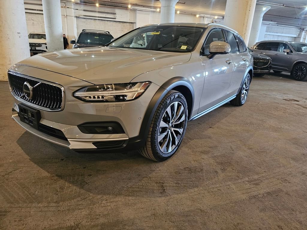 Certified 2025 Volvo V90 B6 Cross Country Plus image 1
