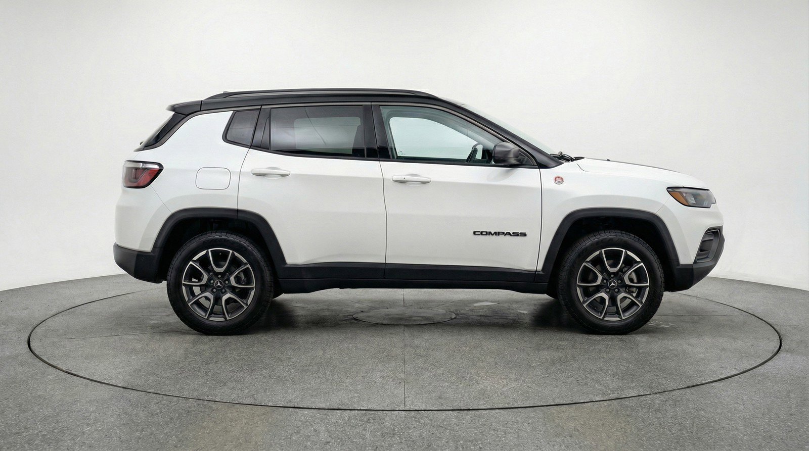 Used 2025 Jeep Compass Trailhawk AWD/4WD image 11