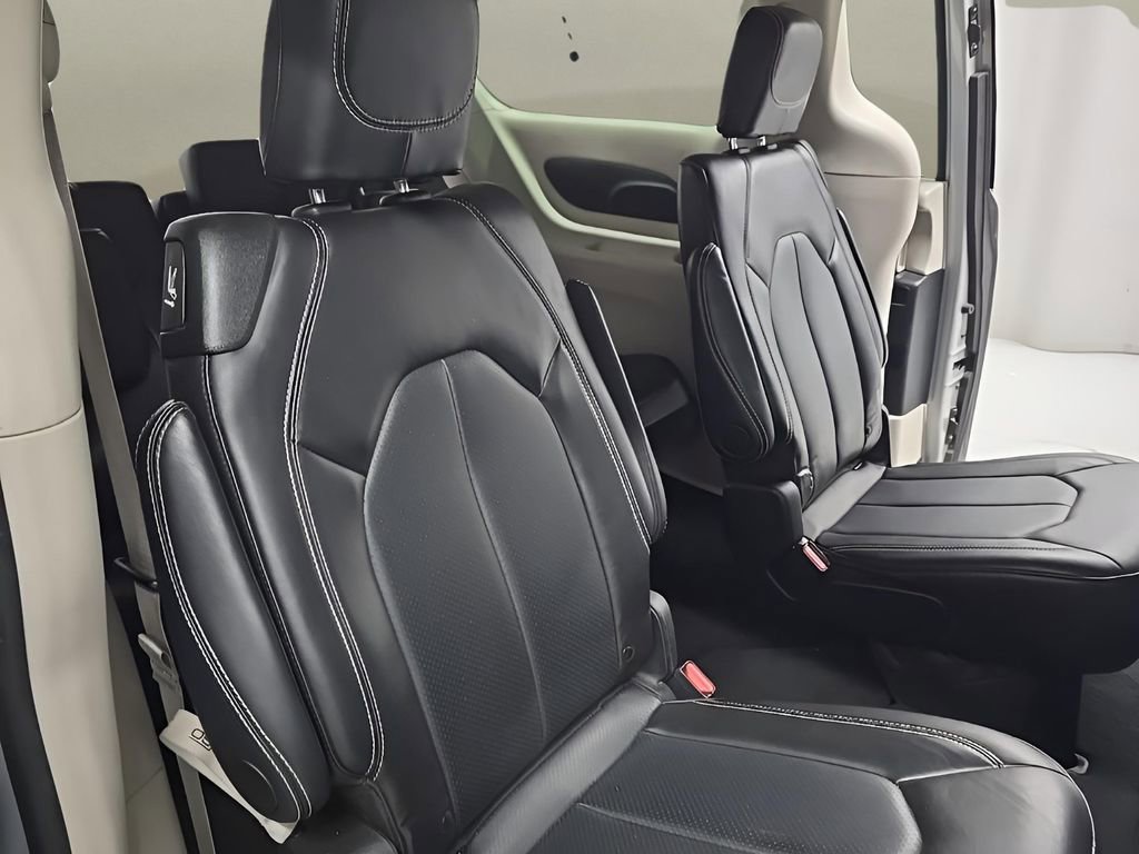 Used 2024 Chrysler Pacifica Touring-L image 19