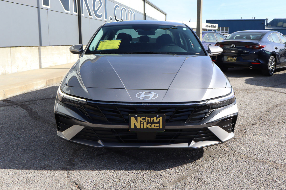 Used 2025 Hyundai Elantra SEL FWD image 2