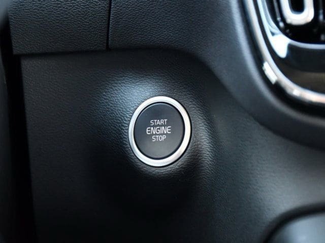 Certified 2025 Volvo XC40 B5 Plus AWD/4WD image 13