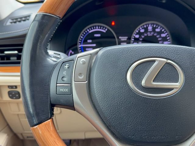 Used 2015 Lexus ES 300h w/ Navigation System Package FWD image 17