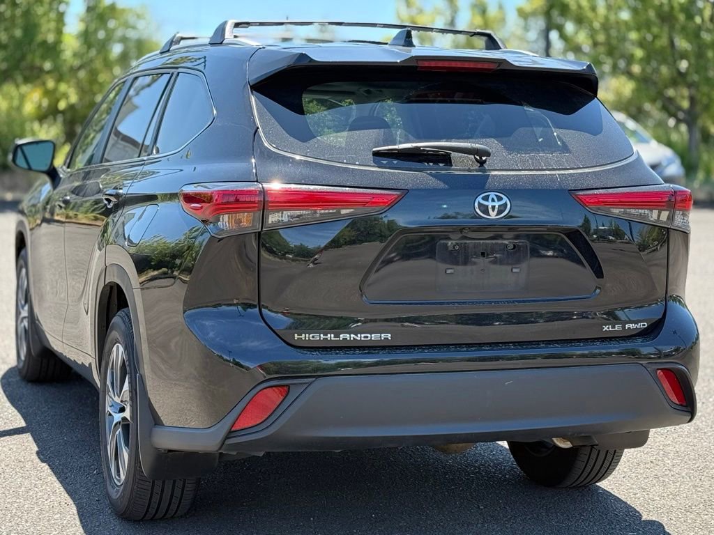 Used 2023 Toyota Highlander XLE AWD/4WD image 3