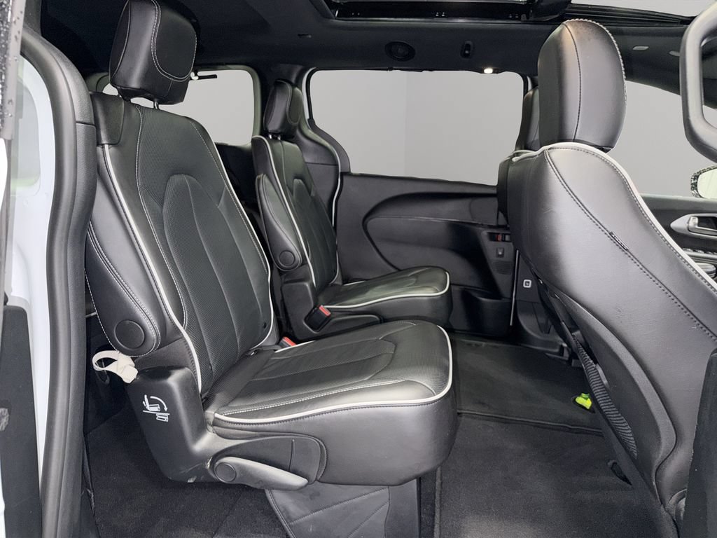 Used 2025 Chrysler Pacifica Limited FWD image 18