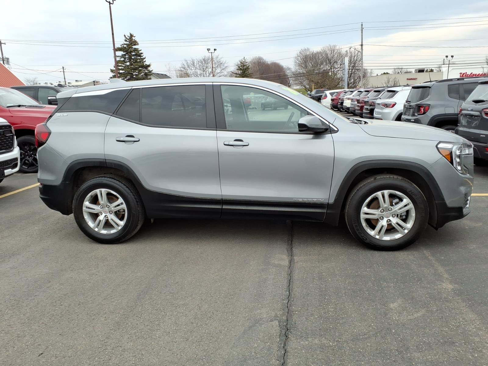 Used 2024 GMC Terrain SLE image 4