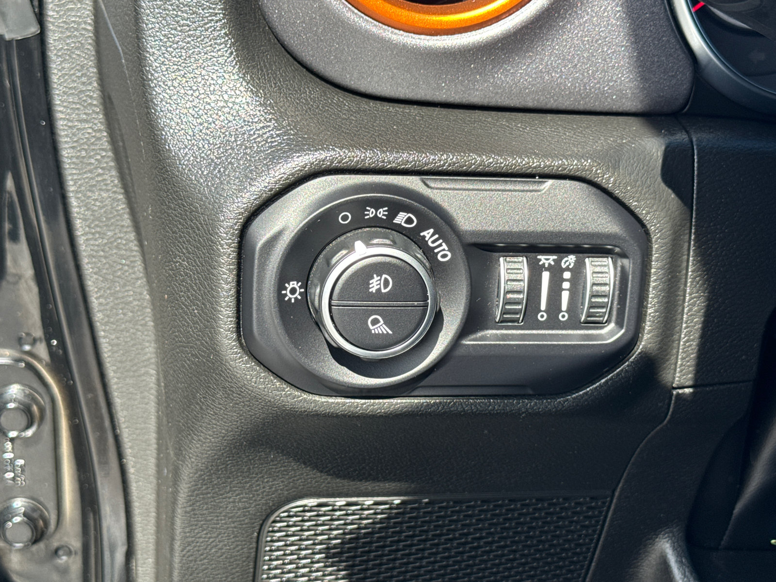 Used 2022 Jeep Gladiator Mojave w/ Cold Weather Group AWD/4WD image 16