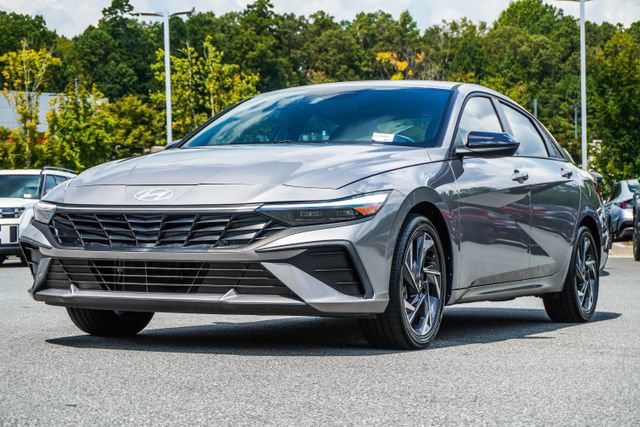 Certified 2025 Hyundai Elantra SEL FWD image 9