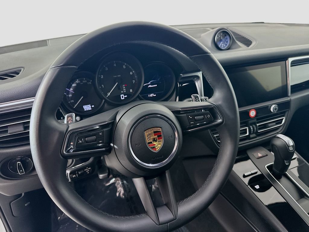 Certified 2025 Porsche Macan image 12