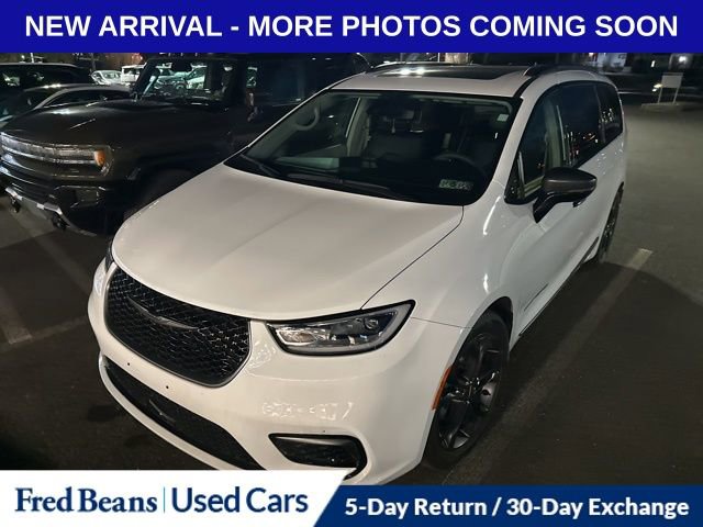 Used 2024 Chrysler Pacifica Touring-L w/ Road Tripper Package image 2