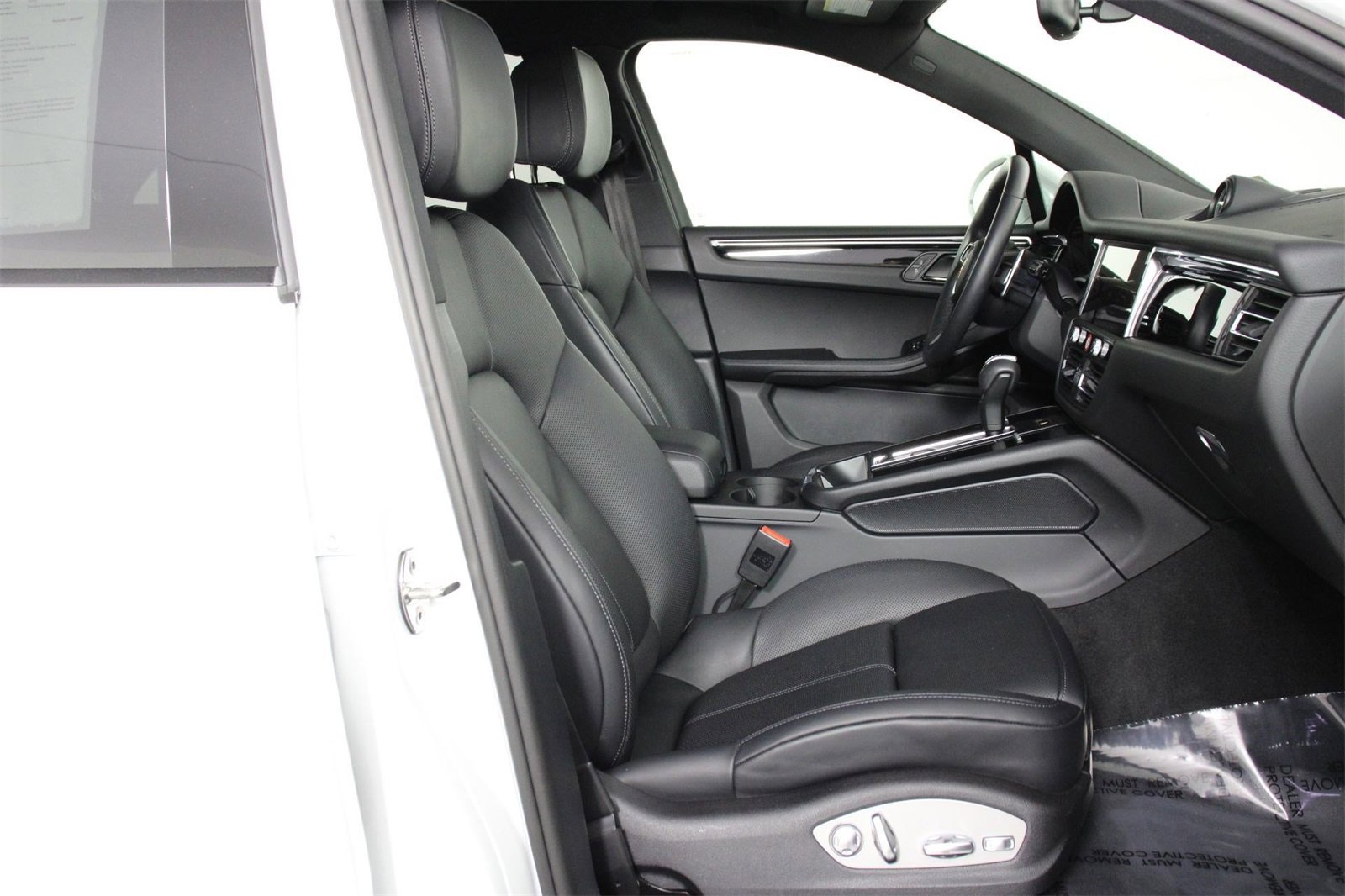 Used 2025 Porsche Macan image 31