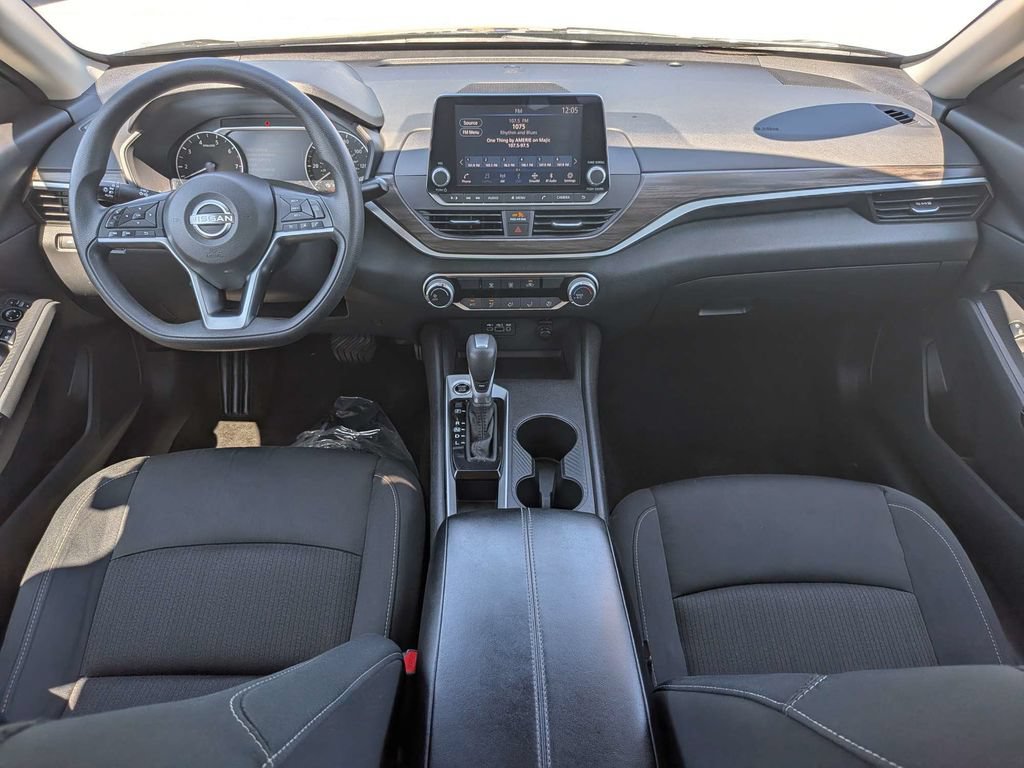 Used 2025 Nissan Altima 2.5 SV FWD image 13