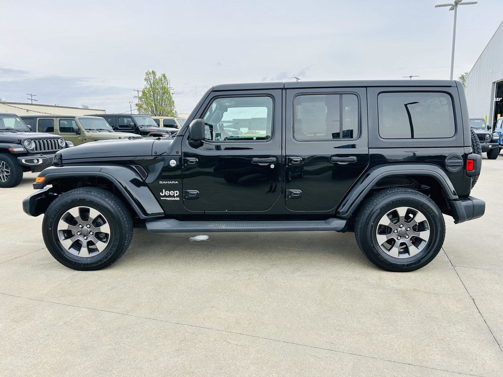 Used 2019 Jeep Wrangler Unlimited Sahara AWD/4WD image 31