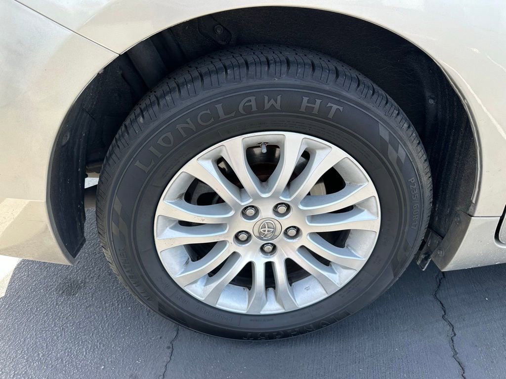 Used 2015 Toyota Sienna XLE w/ XLE Navigation Package image 5