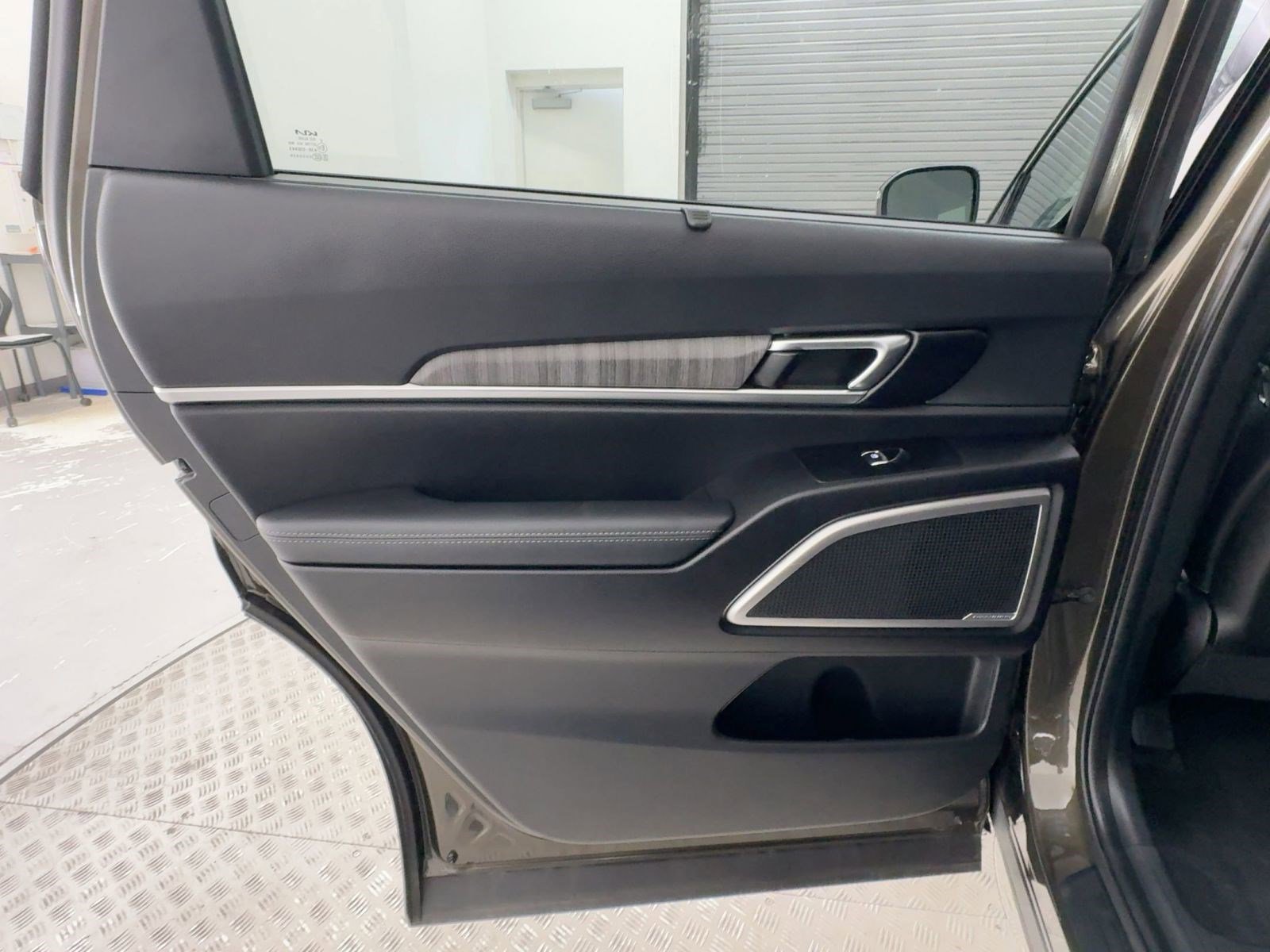 Used 2024 Kia Telluride EX w/ EX Captain's Chair Package image 25