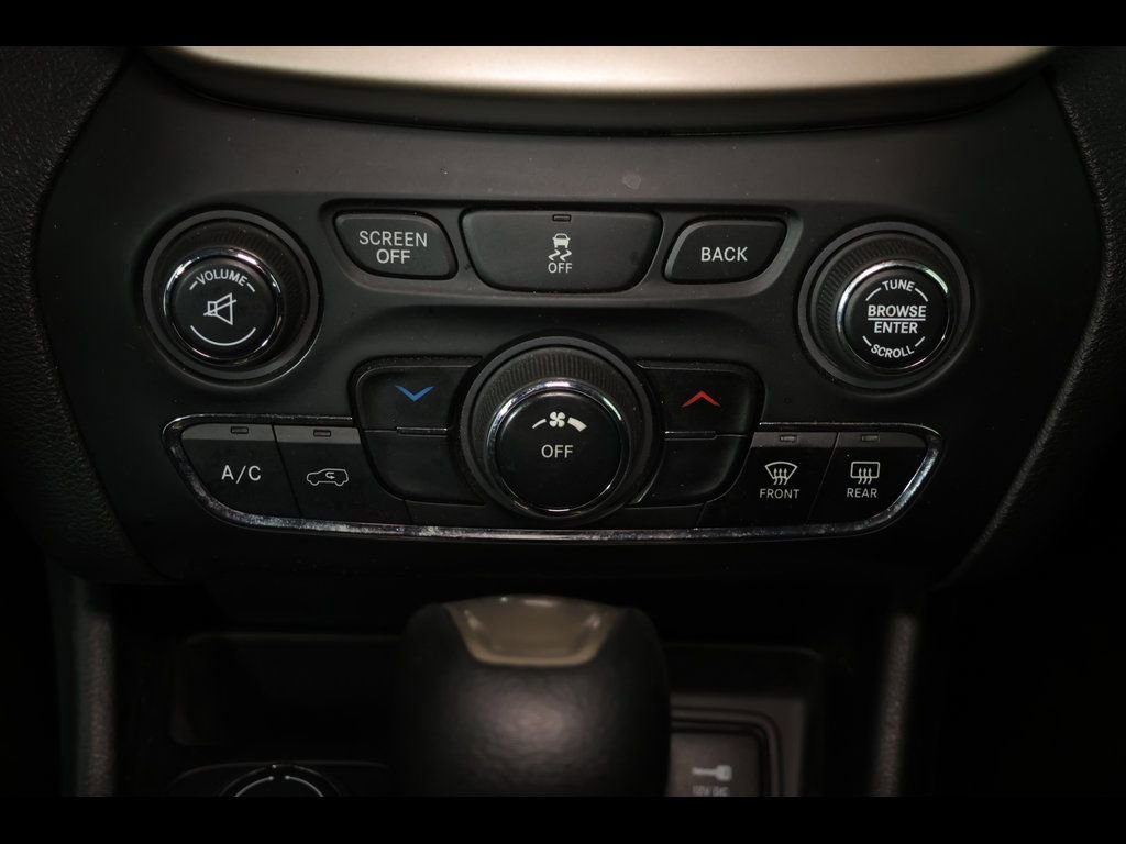 Used 2016 Jeep Cherokee Latitude w/ Safety/Convenience Group AWD/4WD image 20