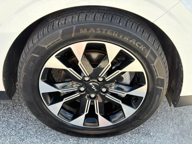Used 2024 Kia Carnival EX FWD image 16