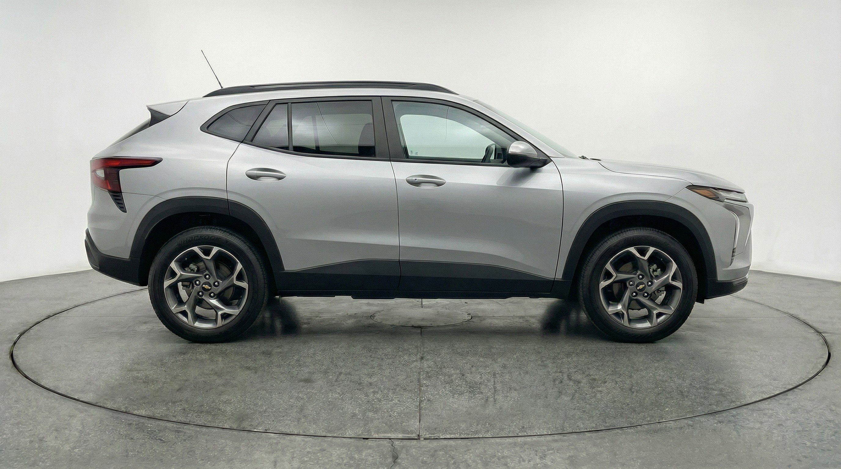 Used 2025 Chevrolet Trax LT FWD image 11