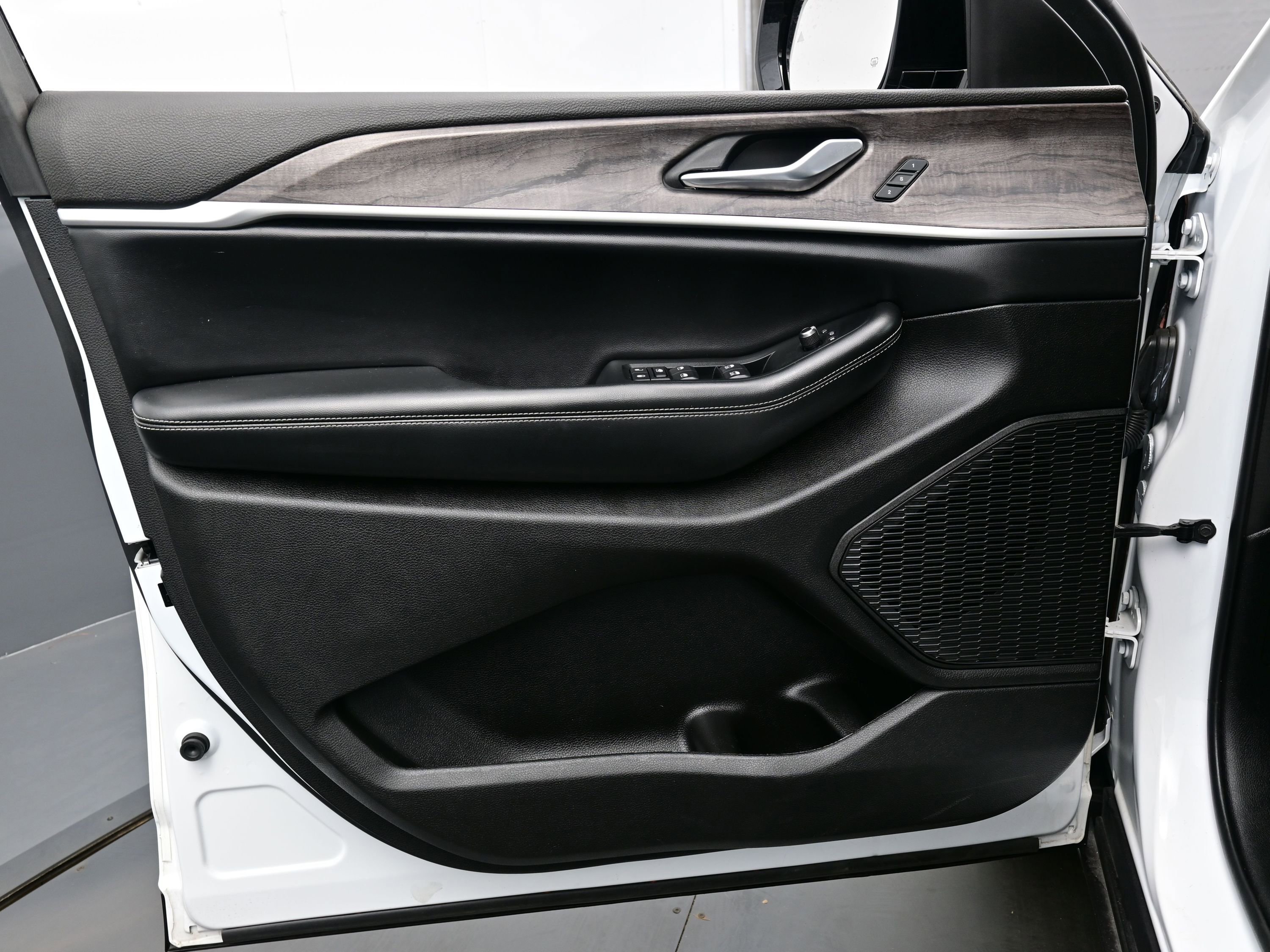 Used 2023 Jeep Grand Cherokee L Limited w/ Black Appearance Package image 11