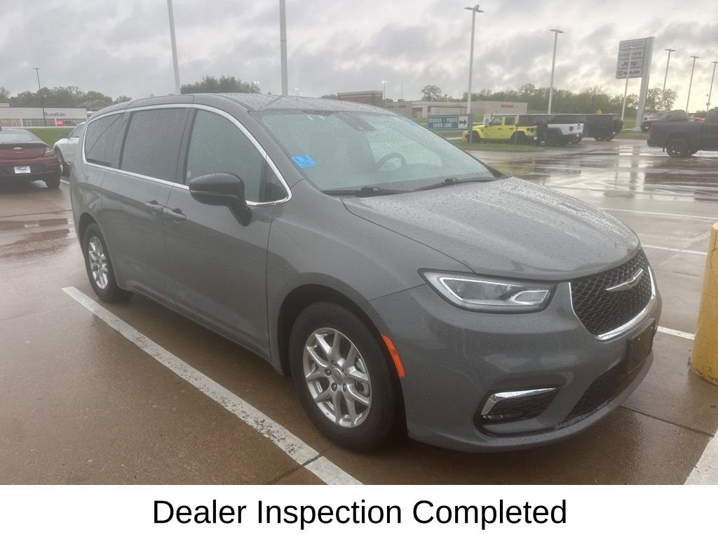 Used 2025 Chrysler Pacifica Select FWD image 6