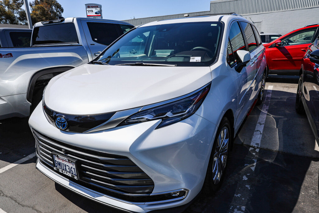 Certified 2024 Toyota Sienna Platinum FWD image 2